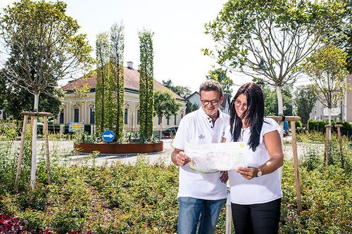 Pärchen mit Informationsmaterial von Tulln