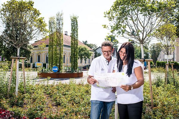 (c) Stadtgemeinde Tulln, Robert Herbst Pärchen mit Informationsmaterial von Tulln