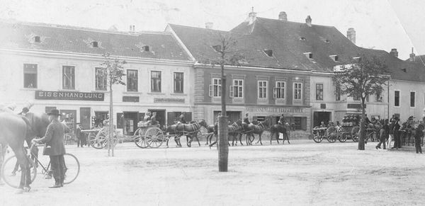 Artilleristen am Hauptplatz