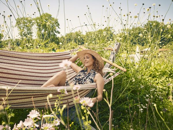 Frau in einer Hängematte am Gelände der GARTEN TULLN