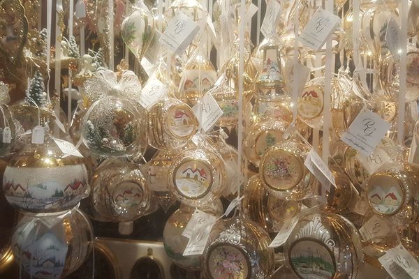 Marktstand mit Weihnachtskugeln