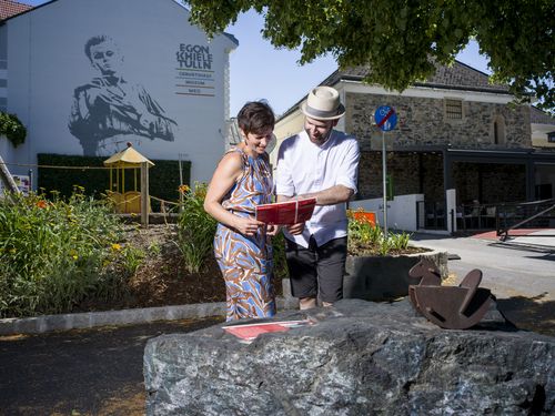 Mann und Frau stehen bei Egon Schiele Weg mit Plan vor Schiele Museum 