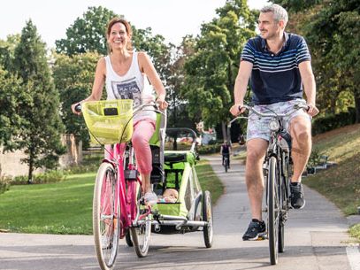 Frau und Mann fahren mit dem Fahrrad 