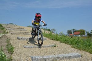 Junger Radfahrer im Bike-Park im Freizeitpark Tulln