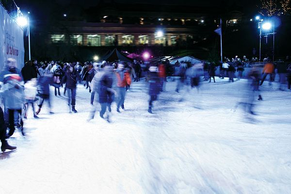 Menschen am Eislaufen in der Nacht 
