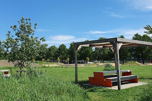 Sitzgelegenheiten im Grünen beim Tullner Freizeitpark