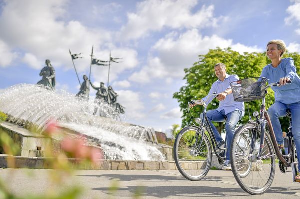 Radfahrer vor dem Nibelungendenkmal an der Tullner Donaulände