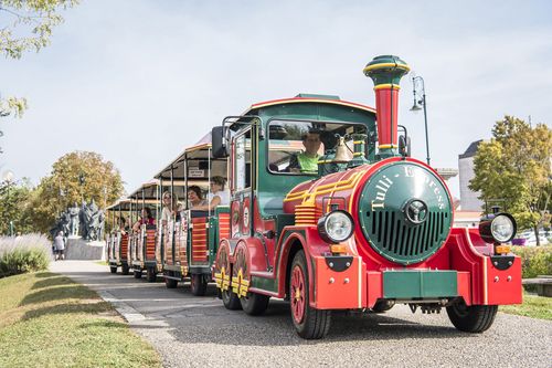 Blick auf Tulli Express an der Donaulände Tulln