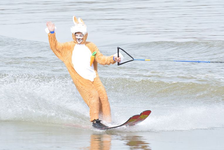 Der Osterhase kommt auf Wasserschi und hat buntes Innenstadt-Programm im Gepäck