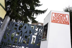 Blick auf den Eingang des Egon Schiele Museums