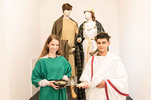 Zwei Jugendliche in römischen Gewändern im Römermuseum Tulln