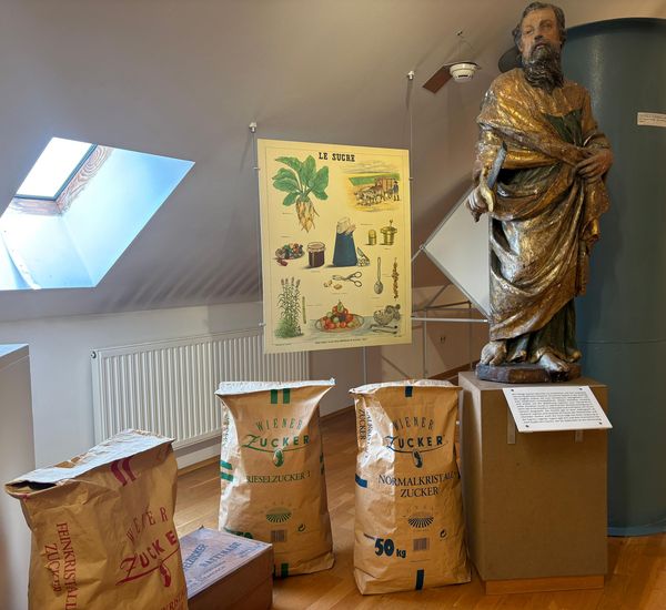 alte Zuckersäcke stehen bei Statue 