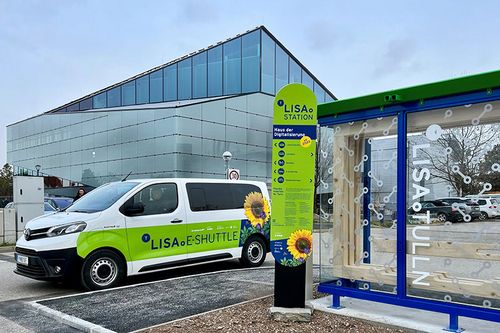 E-Shuttle Station von LISA.Tulln beim Haus der Digitalisierung