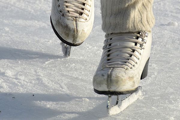 Nahaufnahme von Eislaufschuhen