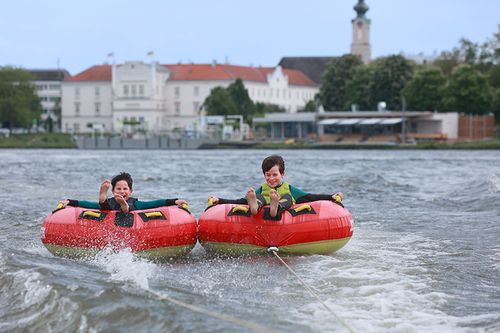 Reifenfahren auf der Donau in Tulln