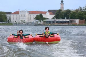 (c) Philipp Sassmann Reifenfahren auf der Donau in Tulln