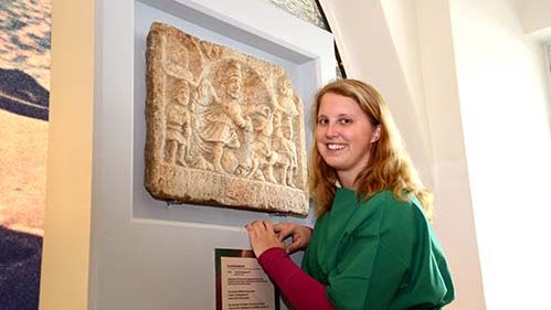 Frau lächelt im Römermuseum 