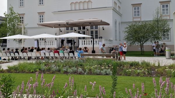 Menschen die bei einem Konzert beim Rathaus zuhören