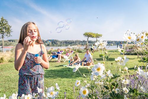 Mädchen auf der Picknickwiese mit Seifenblasen