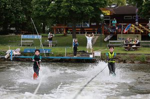 Junge Wasserskifahrer beim Wasserskiclub an der Tullner Donaulände