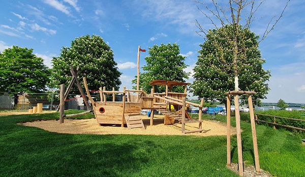 Spielschiff aus Holz beim Gästehafen an der Tullner Donaulände