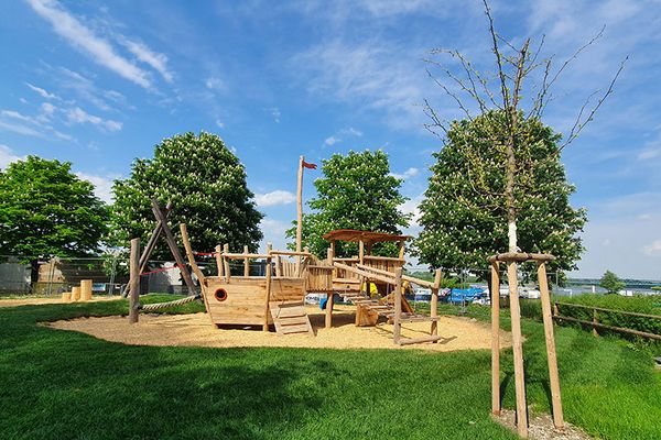 Spielschiff aus Holz beim Gästehafen an der Tullner Donaulände