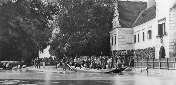 Hochwasser beim Schloss Neuaigen