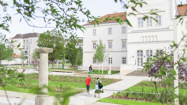 Nibelungenplatz im Frühling