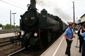 Zug fährt am Bahnhof der Stadtgemeinde Tulln ein