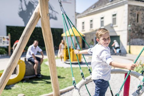 Familie am Egon Schiele Spielplatz in Tulln