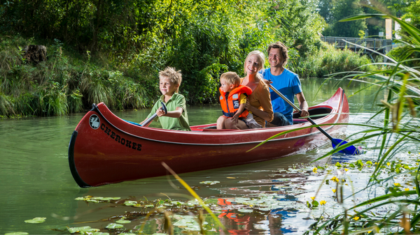 Familie fährt in Kanu im Wasserpark