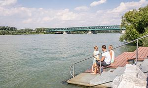 Familie an der Wassertreppe in Tulln