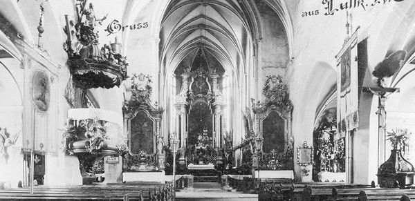 Nave in the paris church