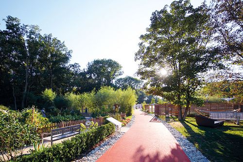 Weg in der "Natur im Garten"-Erlebniswelt DIE GARTEN TULLN