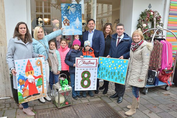 Kinder der Tullner Volksschulen gestalten einen Adventkalender in den Schaufenster-Auslagen