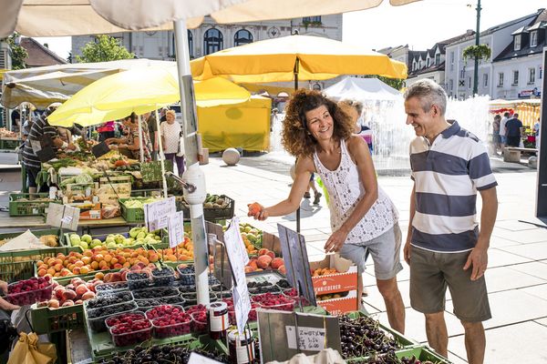 Blick auf Naschmarkt Tulln, Paar beim Einkauf