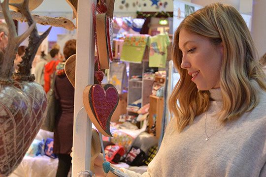 Frau beim Bezaubermarkt in Tulln 