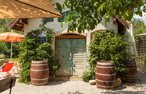 Zwei Weinfässer zieren den Eingang in den Weinkeller