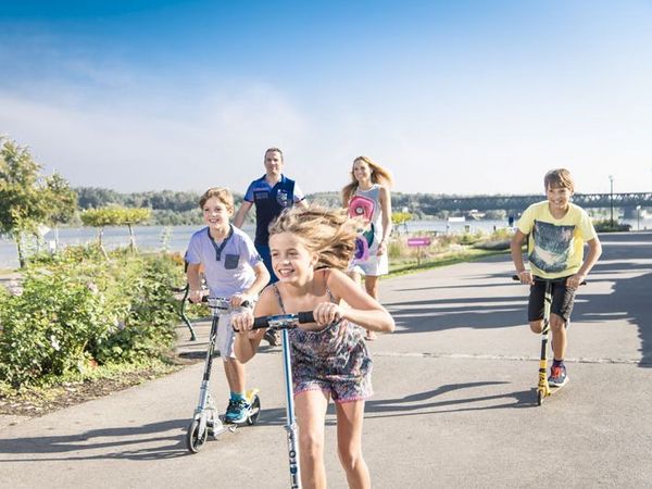 Kinder mit dem Roller am Donauradweg 
