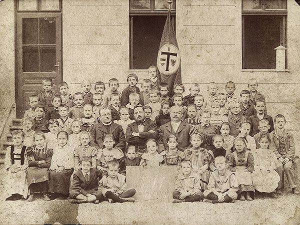 [Translate to English:] Egons Volksschulklasse, Schuljahr 1898-99 (© Archiv Leopold Museum, Wien)