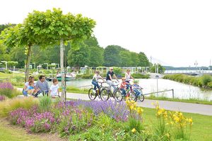 (c) Stadtgemeinde Tulln Familie beim Radfahren an der Donaulände Tulln