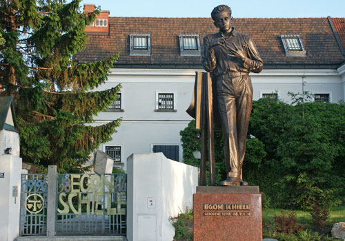 Blick auf Schiele Museum und Schiele Statue 