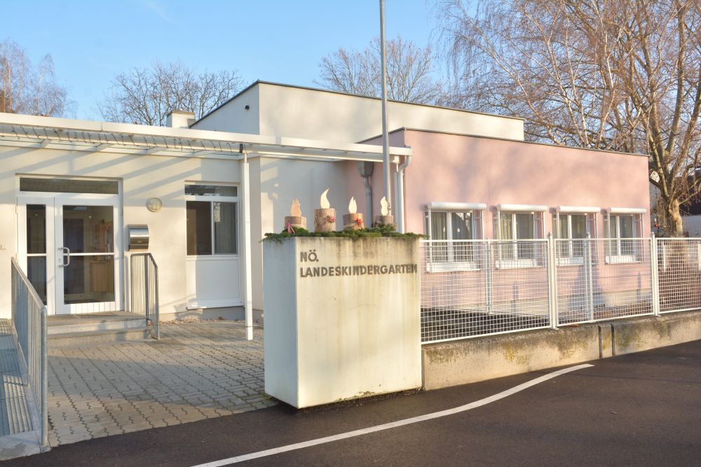 Haupteingang des Landeskindergarten IV in Langenlebarn