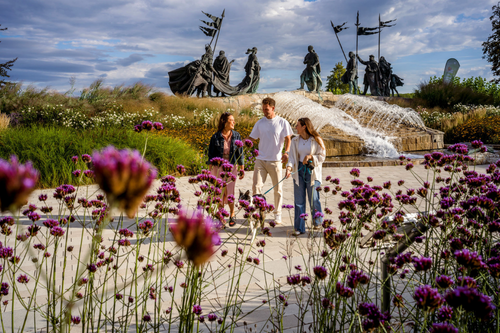 Freunde gehen vor Nibelungenbrunnen spazieren 