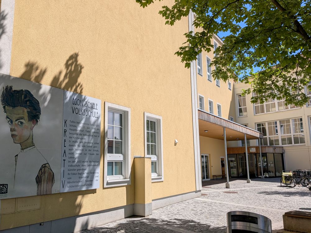 Haupteingang der Egon Schiele Volksschule in Tulln