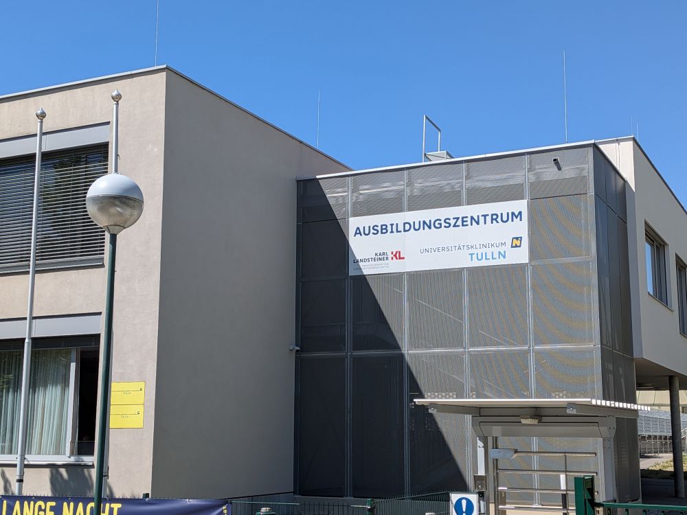 Haupteingang der Schule für allgemeine und psychiatrische Gesundheits- und Krankenpflege in Tulln
