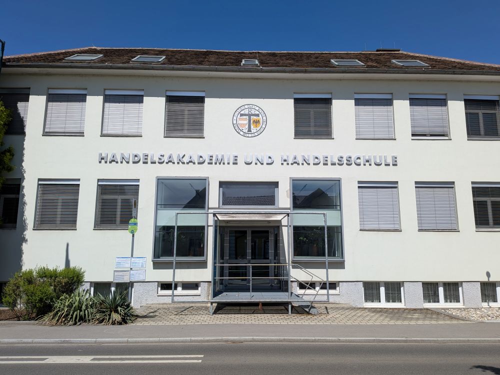 Haupteingang der Handelsakademie und Handelsschule Tulln