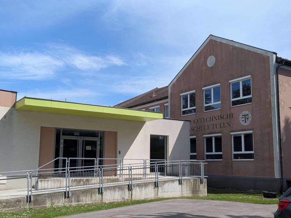 Haupteingang der Polytechnischen Schule in Tulln