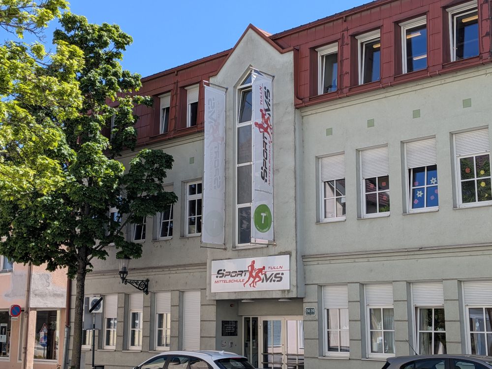 Haupteingang der Sportmittelschule in Tulln