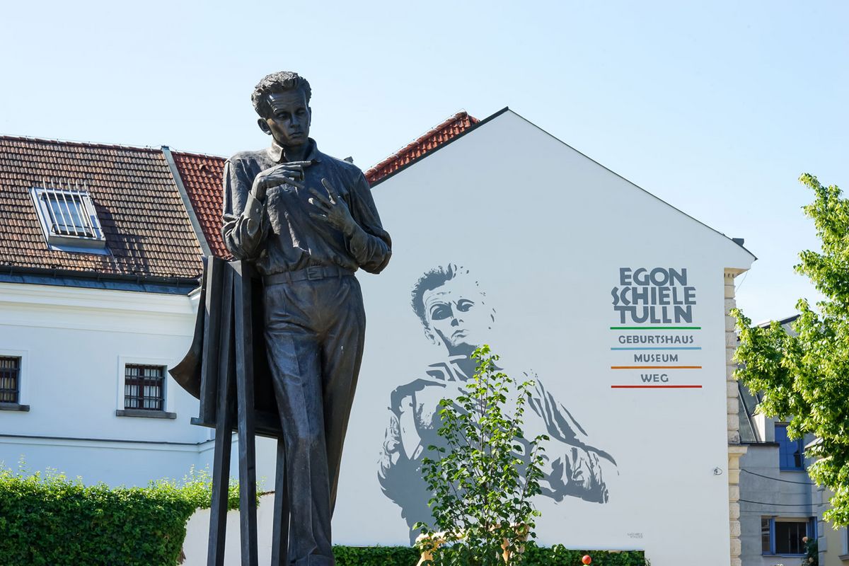 Egon Schiele Statue vorm Egon Schiele Museum